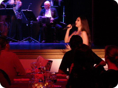 Tickets show de Tango en Buenos Aires Piazzolla Tango la cantante se maneja a la perfecci&oacute;n cantando entre las mesas