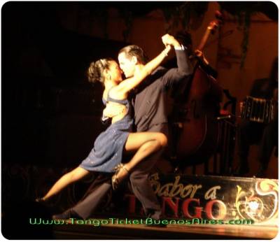 Flexible dancers of the best Tango shows in Buenos Aires